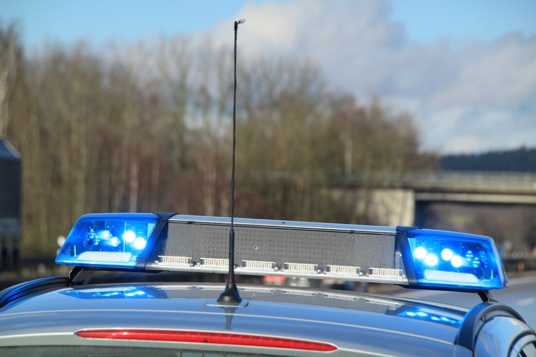 Neusorg. Bei Neusorg streifen sich zwei Autos im Gegenverkehr. Eine VW-Fahrerin (25) stoppt, der Unfallverursacher aber fährt weiter.  Die VW-Fahrerin (25) war heute Morgen gegen 7.15 Uhr auf der St2181 [&hellip;]