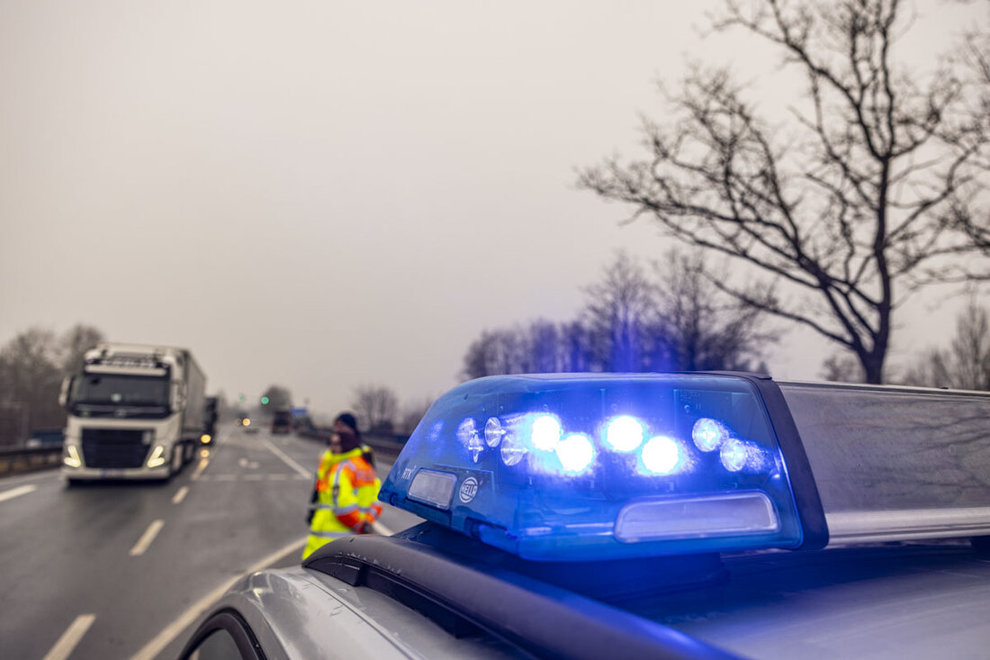 Ursulapoppenricht. Eine 74-Jährige kollidierte beim Abbiegen an der B299 mit ihrem Auto mit dem Pkw einer 43-Jährigen. Schaden: rund 15.000 Euro.