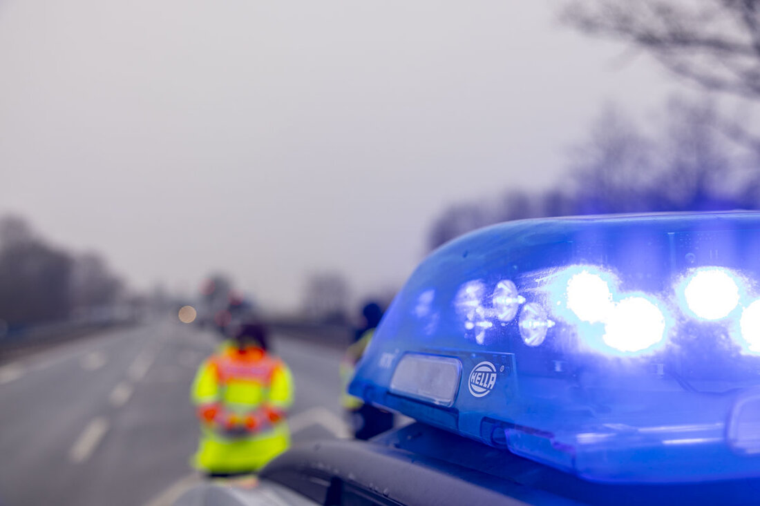 Altenstadt. Eine 81-jährige Autofahrerin aus Weiden kollidierte beim Linksabbiegen mit einem entgegenkommenden Auto, wobei ein 20-Jähriger leicht verletzt wurde. Der Unfall verursachte einen Sachschaden von 10.000 Euro.