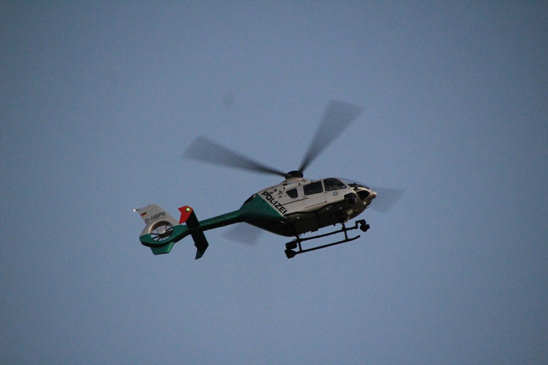 Vohenstrauß. Auf der Kreisstraße kurz vor der Ortschaft Kaimling kommt ein Autofahrer von der Straße ab. Die Polizei findet das totalbeschädigte Auto, dann beginnt die große Suche. 