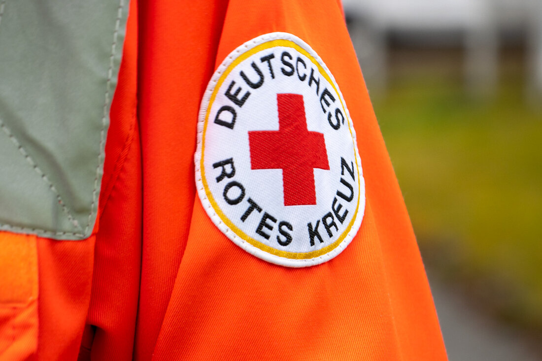Tirschenreuth. Am 27. August 2026 gegen 22.15 Uhr stürzte eine 30-jährige Frau auf dem Radweg an der B 15 mit ihrem Pedelec und wurde schwerverletzt ins Krankenhaus eingeliefert. Sie stand offenbar erheblich unter Alkoholeinfluss.