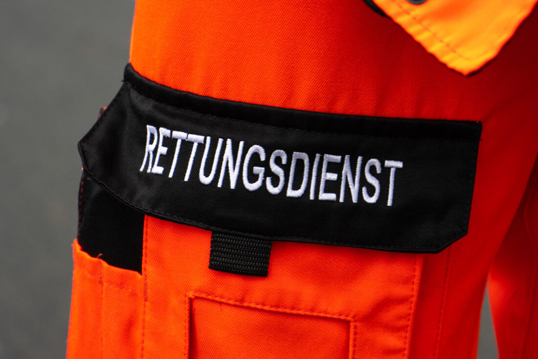 Schwandorf. Wie die Polizeiinspektion Schwandorf meldet, hat sich am Dienstagabend ein 29-Jähriger in einem fleischverarbeitenden Betrieb schwer verletzt. 