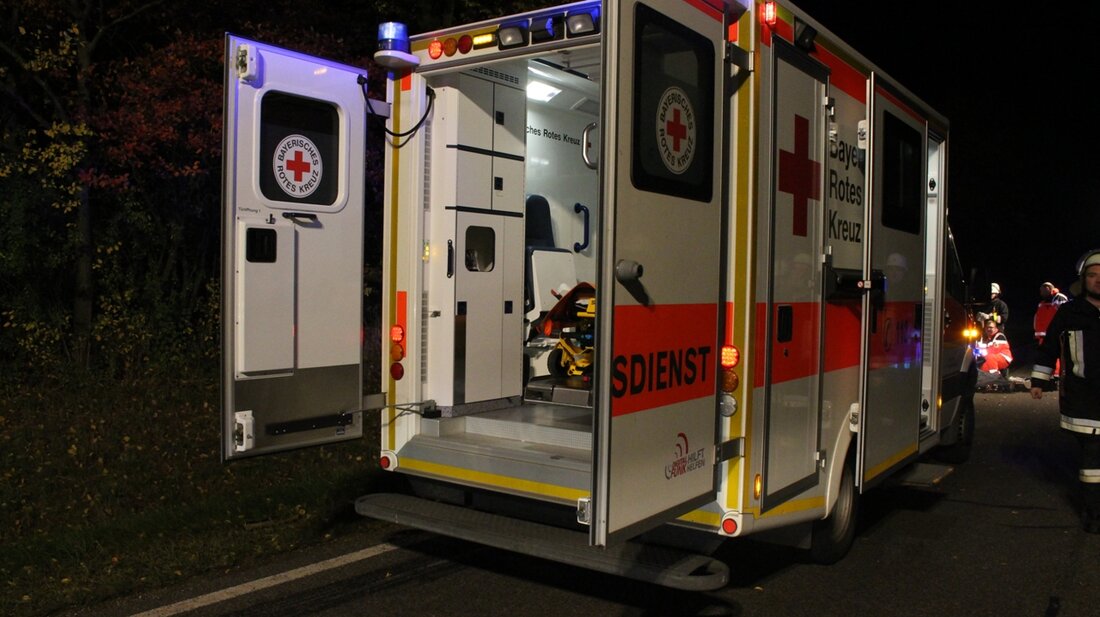 Kohlberg. Ein Autofahrer landet im Straßengraben, der Wagen überschlägt sich. Die Einsatzkräfte retten ihn aus seinem Auto.  Für eine eineinhalb-stündige Vollsperre der Staatsstraße 2238 bei Kohlberg sorgte ein Kohlberger (28) [&hellip;]