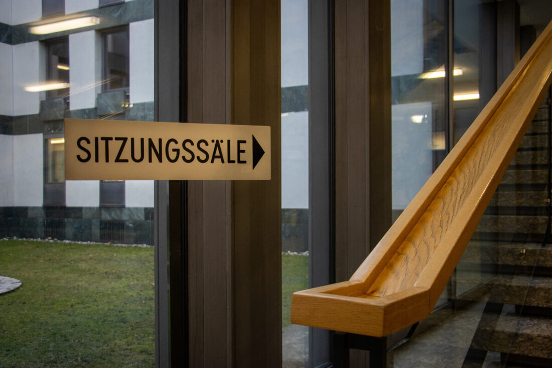 Weiden. Das Amtsgericht Weiden kann sich heute auf "solidarische Prozessbeobachter" einstellen. Verhandelt wird gegen einen Amerikaner. Der 31-Jährige hat sich im Vorfeld an "BUD" gewandt, eine Beratungsstelle gegen rechte Gewalt. Er sei im Vorfeld der Tat rassistisch gemobbt worden.