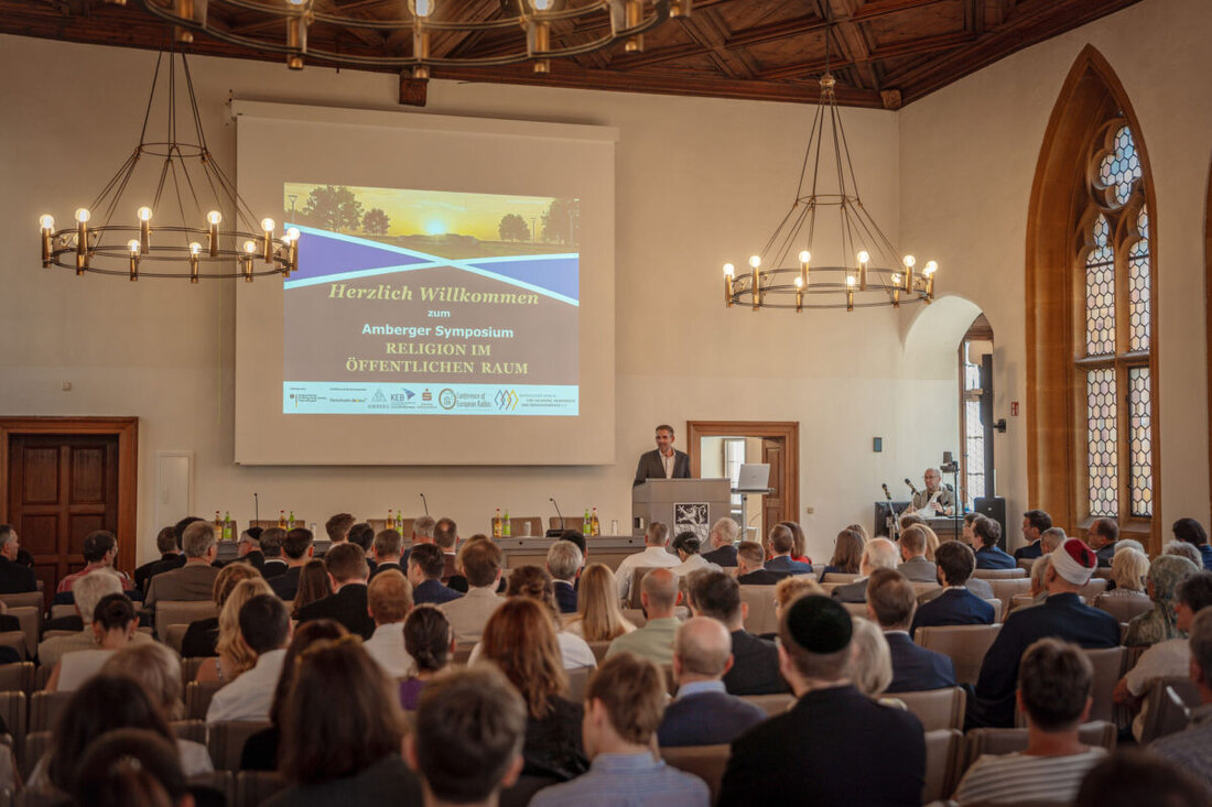 Amberg. Das erstmals ausgerichtete Symposium „Religion im öffentlichen Raum“ setzte starke Impulse für Demokratie und Religionsfreiheit. OB Michael Fritz lobte Dr. Toni Fickentscher und plädiert für eine Fortsetzung.