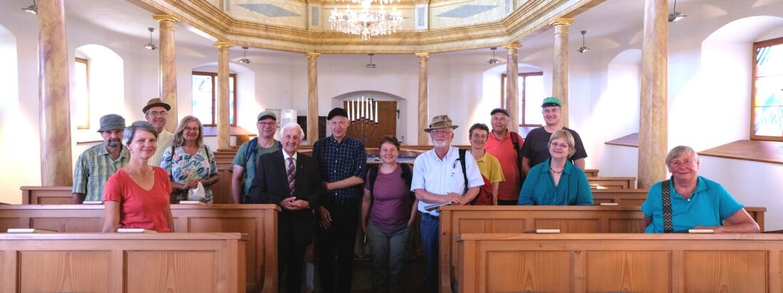 Weiden. In der Flosser Synagoge betonten Mitglieder des Radiaästhesievereins und Bürgermeister a. d. Fred Lehner die Bedeutung der Wachsamkeit gegen Antisemitismus. Die Gruppenbesichtigung, organisiert von Gerfried Mühlbauer, unterstrich das Engagement gegen Rechtsextremismus und zeigte tiefes Interesse an der jüdischen Geschichte.