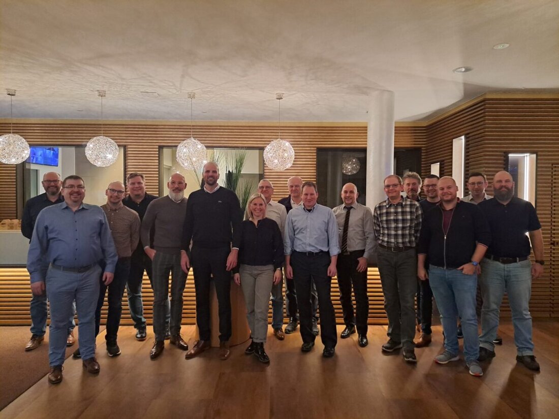 Wackersdorf. Die System Logistics GmbH ehrt 17 Jubilare für ihre langjährige Treue und bringt 210 Jahre Erfahrung in der Intralogistik zusammen.