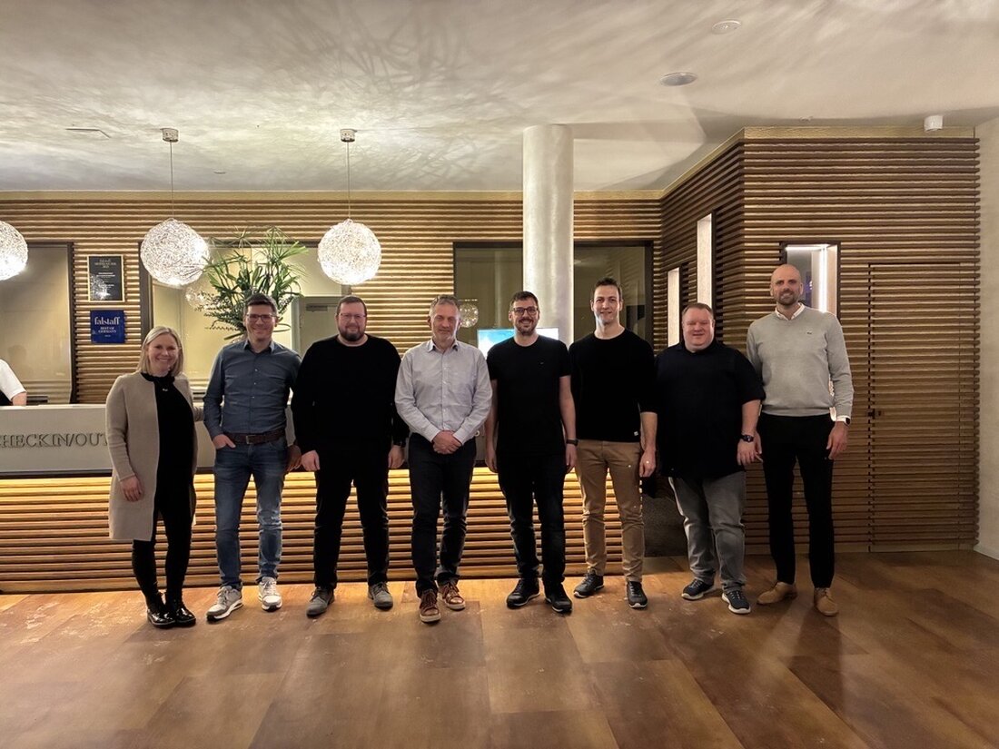 Wackersdorf. Die System Logistics GmbH ehrte im Hotel Birkenhof in Hofenstetten zehn langjährige Mitarbeitende. Bei einem festlichen Abend wurden Treue und Erfahrung gewürdigt; zudem meldet die Firma 20 neue Mitarbeitende 2025.