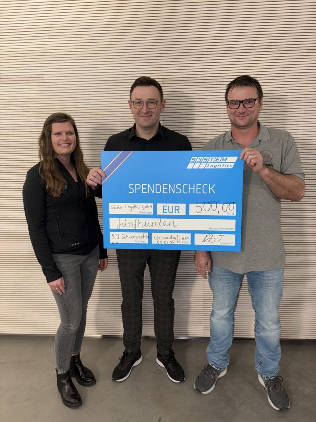 Die System Logistics GmbH hat an den Verein 9.9 Schwarzachtal e.V. die Spenden ihrer Weihnachtsfeier übergeben. Die Spende unterstützt die Projekte und Initiativen des Vereins im Schwarzachtal.