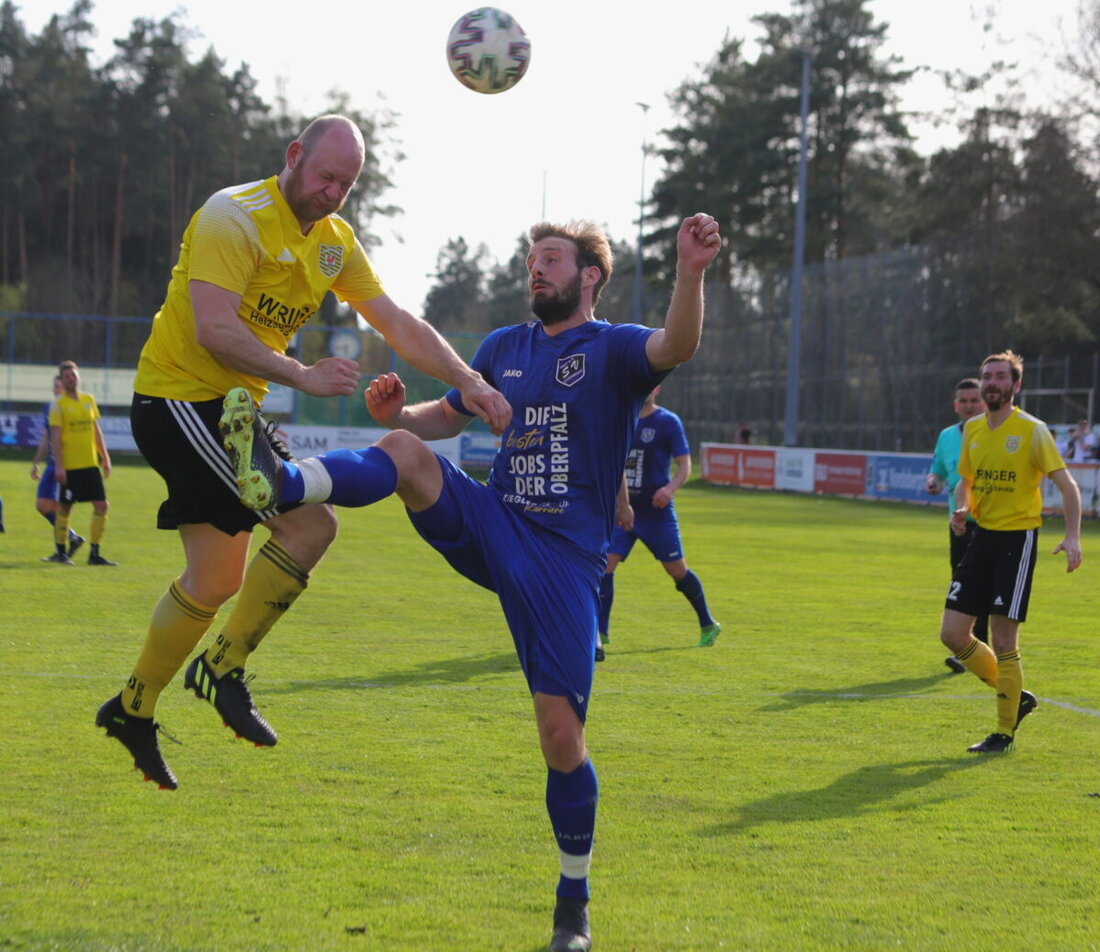 Etzenricht. Im Halbfinale des Totocup trifft SV Etzenricht zuhause auf den Titelverteidiger SV Hahnbach, was zugleich als Generalprobe für die kommende Rückrunde dient. Die letzten Spiele zwischen beiden Teams endeten mit gemischten Ergebnissen, wobei Hahnbach zuletzt als Sieger hervorging.