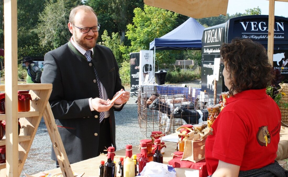 Irchenrieth. Strahlendes Herbstwetter, grasende Schafe und Ziegen und viele interessierte Besucher: Denn beim „Tag der Tierfreunde“ im Tierpark Gleitsbachtal gab es einiges zu entdecken.  Von Claudia Prößl Über 1.000 Besucher nutzten [&hellip;]