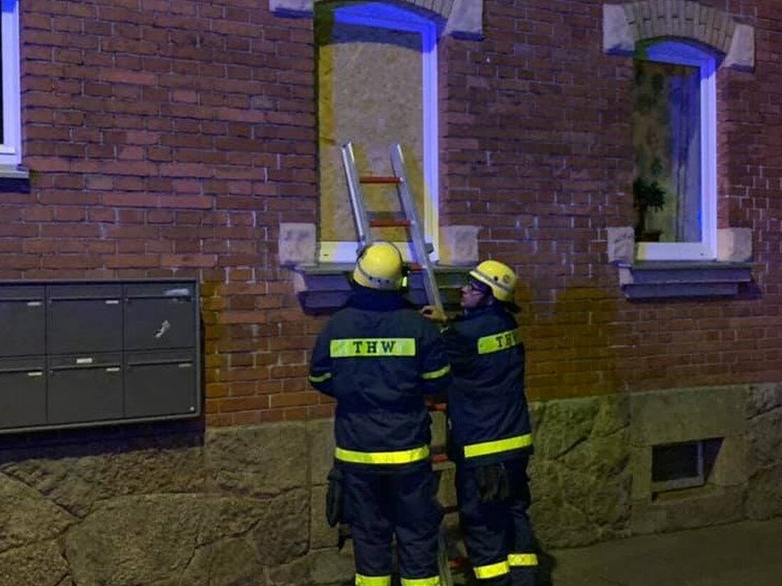 Weiden. An der Nikolaistraße hat es richtig gekracht: Totalschaden an einem Daimler, ein kaputtes Eisengeländer und ein zerstörtes Küchenfenster sind die Folge.  Samstagabend will ein Autofahrer (23) von der Kettelerstraße [&hellip;]