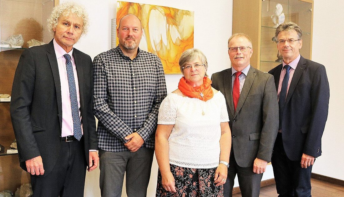 Tirschenreuth. Zwei Dienstjubilaren hat Tirschenreuths Landrat Wolfgang Lippert vor kurzem bei einem Personaltermin am Landratsamt Tirschenreuth gratuliert – Thomas Mauersberger und Ingeborg Prechtl. Thomas Mauersberger steht seit mittlerweile 25 Jahren in [&hellip;]