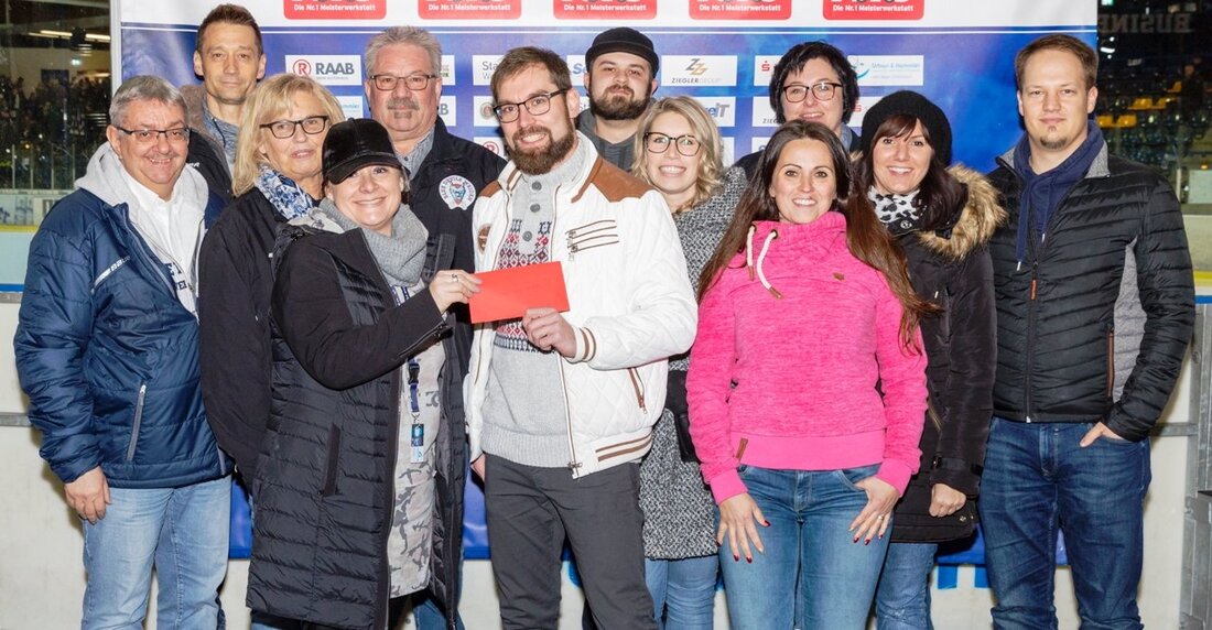 Weiden. Die Blue Devils Weiden und der Stammtisch Liveticker unterstützten jetzt die Aktion “Hilfe für Renate” mit zwei jeweils sehr großen Spenden.  Die Blue Devils haben zugunsten der Aktion „Hilfe für [&hellip;]