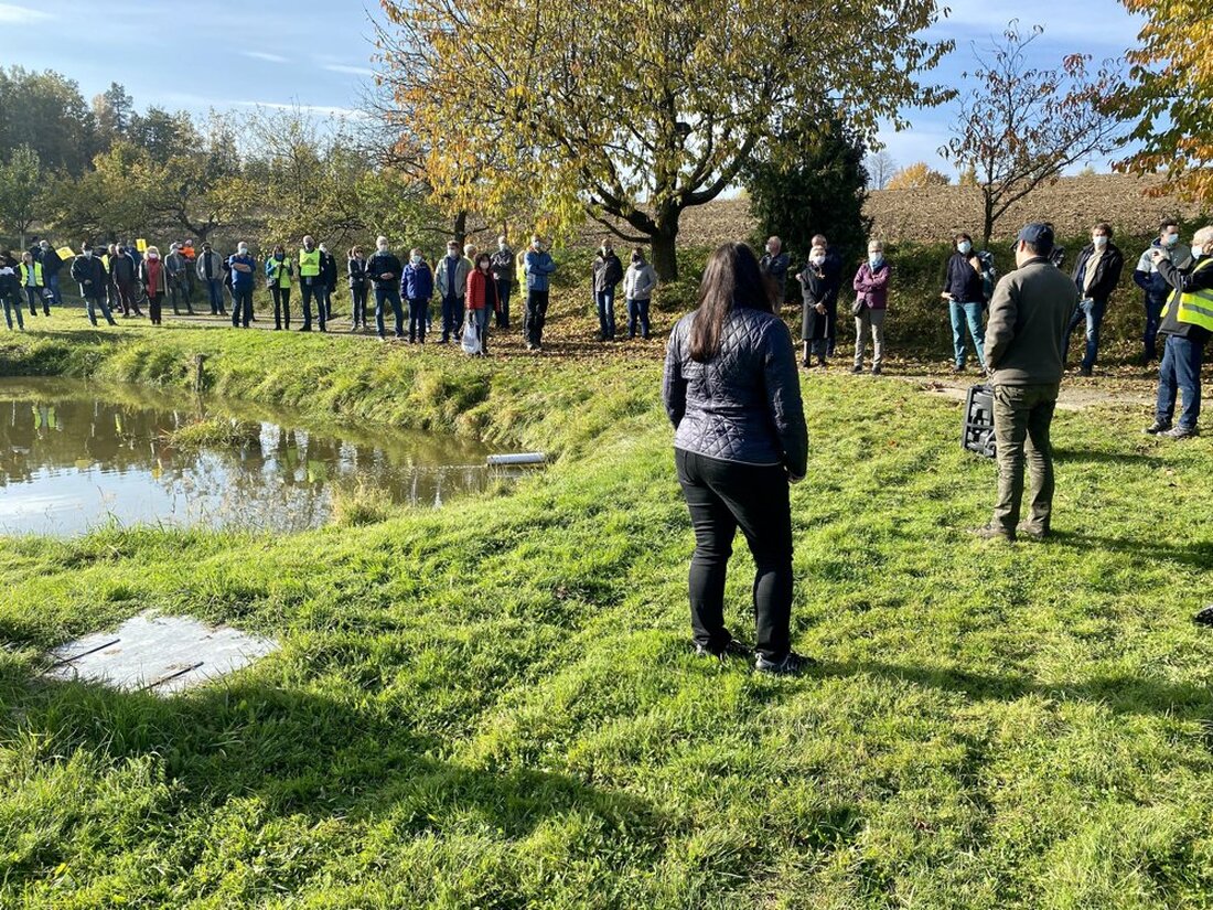 Störnstein. Der Teichwirt Michael Siller hat keine Ahnung, was aus seiner Fischzucht wird, wenn Tennet dort den Südostlink vergräbt. Das sagt er bei einer Trassenwanderung der Bürgerinitiative für eine dezentrale [&hellip;]