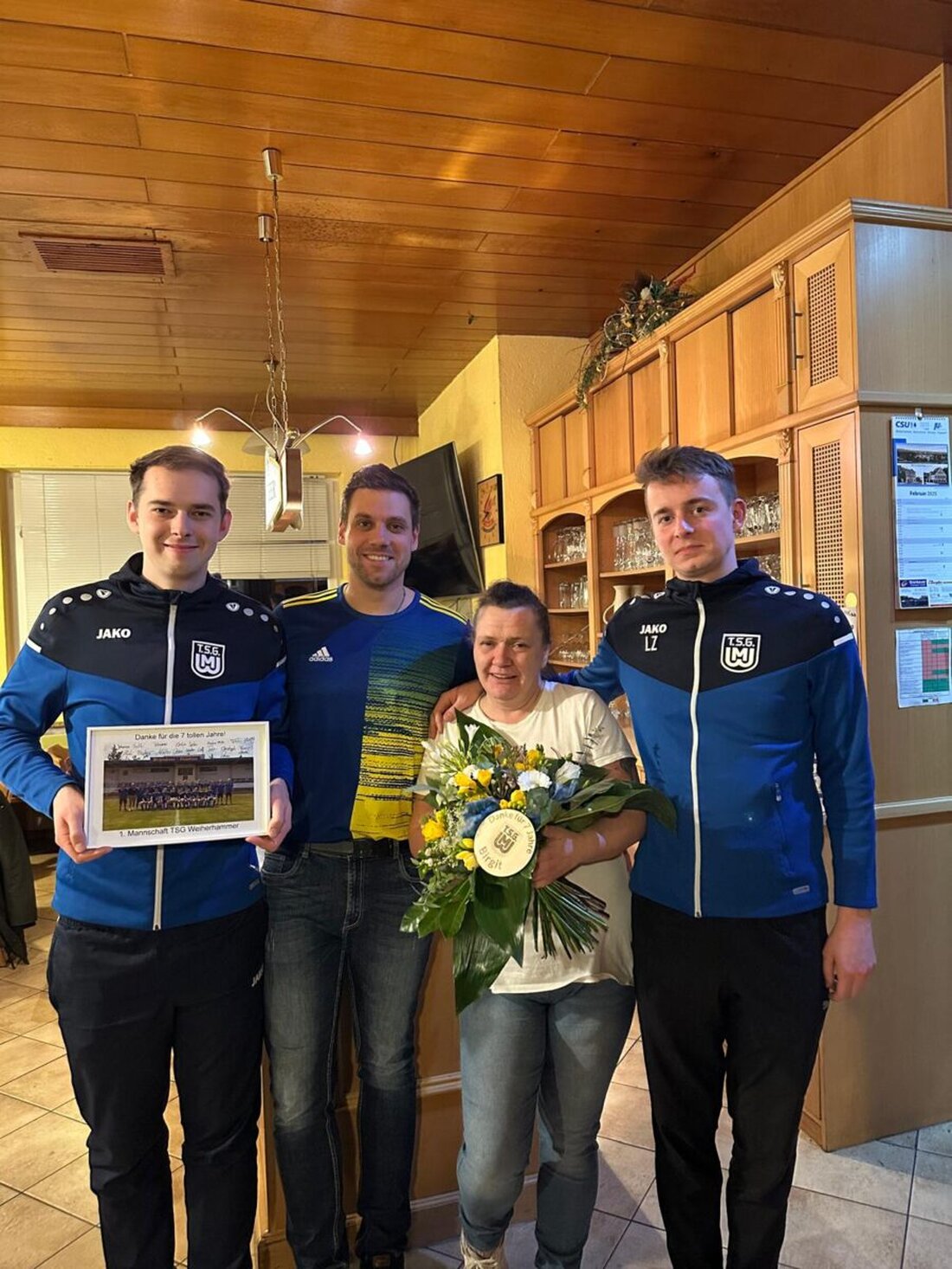 Weiherhammer. Nach fast sieben Jahren endete das Pachtverhältnis von Wirtin Birgit Zeiler in der TSG Sportgaststätte, Nachfolger gesucht. Birgit wurde am 15. Februar bei einem Bundesliga-Spiel feierlich verabschiedet.