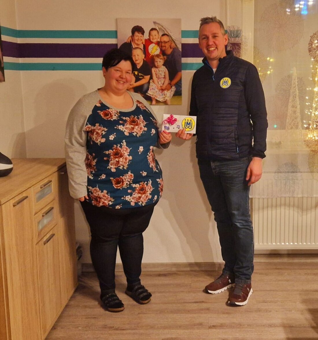 Weiherhammer. Die Nikolausaktion der TSG Mantel Weiherhammer sammelte 600 Euro um Hanna, ein krebskrankes Mädchen, und ihre Familie zu unterstützen. Hanna, die dreimal Leukämie besiegte, musste 2024 über 280 Tage im Krankenhaus verbringen.