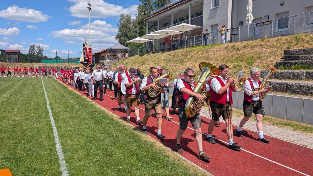 Flossenbürg. Mit Festzug und Gottesdienst hat der TSV Flossenbürg seine neue Vereinsfahne geweiht. Rund 200 Menschen zogen in Rot und Weiß zum Sportplatz, und die in Schlierling gefertigte Fahne kostete 6.500 Euro.
