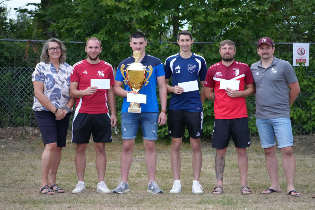 Dießfurt. Der TSV Pressath krönt sich bei der VG-Meisterschaft nach dramatischem Elfmeterschießen zum Sieger und nimmt den neuen Wanderpokal vom Vorjahressieger Trabitz entgegen. Gastgeber FC Dießfurt überzeugte mit starkem Turnierablauf.