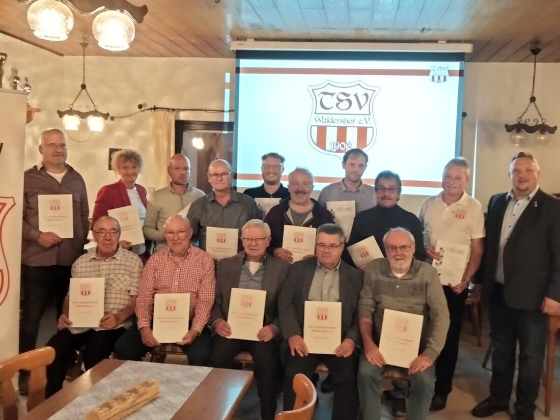 Waldershof. Der TSV Waldershof ehrte Mitglieder für 25 bis 65 Jahre Vereinstreue und überreichte Urkunden sowie Ehrennadeln. Werner Kraus wurde besonders für seine 65-jährige Mitgliedschaft und vielfältige Vereinsaktivitäten ausgezeichnet.
