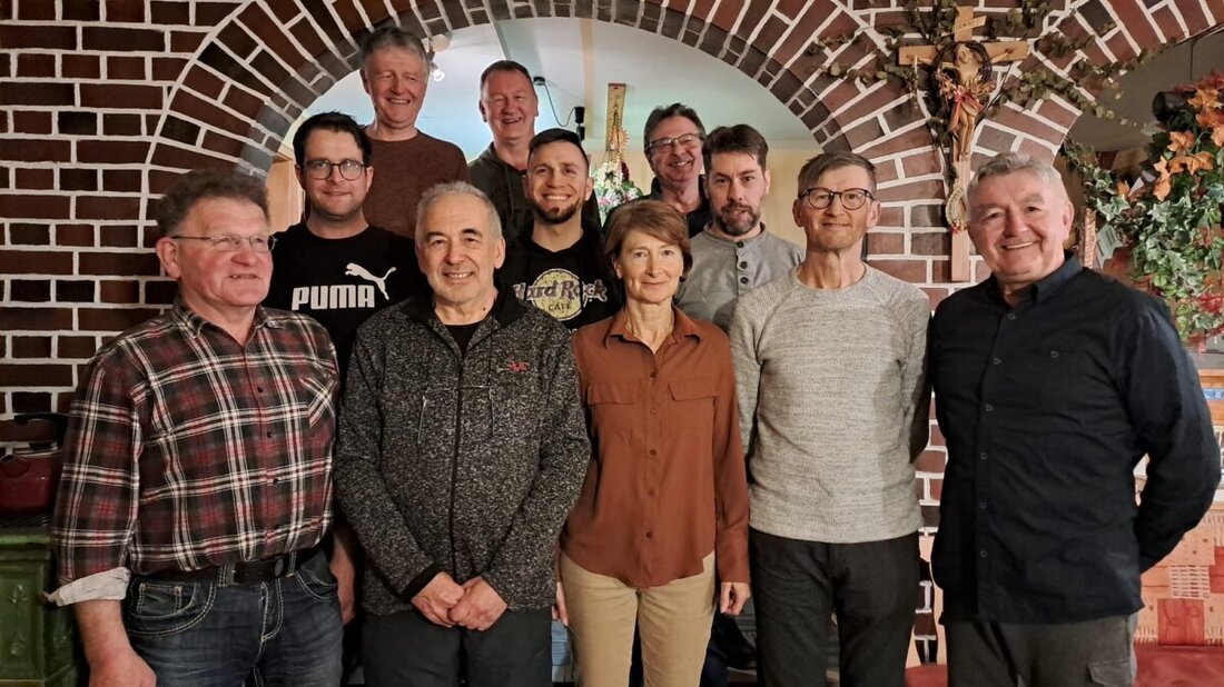 Eslarn. Der Tischtennisclub ehrte treue Mitglieder und bestätigte das Vorstandsteam für drei Jahre. Mitglieder zeigten geselliges Engagement und sportlichen Eifer, während bei der Vereinsfeier 2025 weitere Helfer gesucht werden.