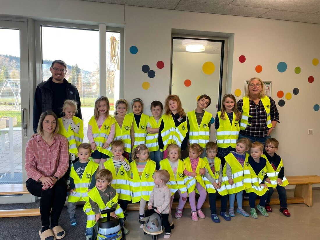 Windischeschenbach. TÜV Süd spendete 130 leuchtende Warnwesten an die Kindergartenkinder der Kinderoase St. Emmeram, um deren Sicherheit auf dem Weg zu verbessern. Die Kinder und die Leitung freuten sich enorm über diese sichtbare Schutzmaßnahme.