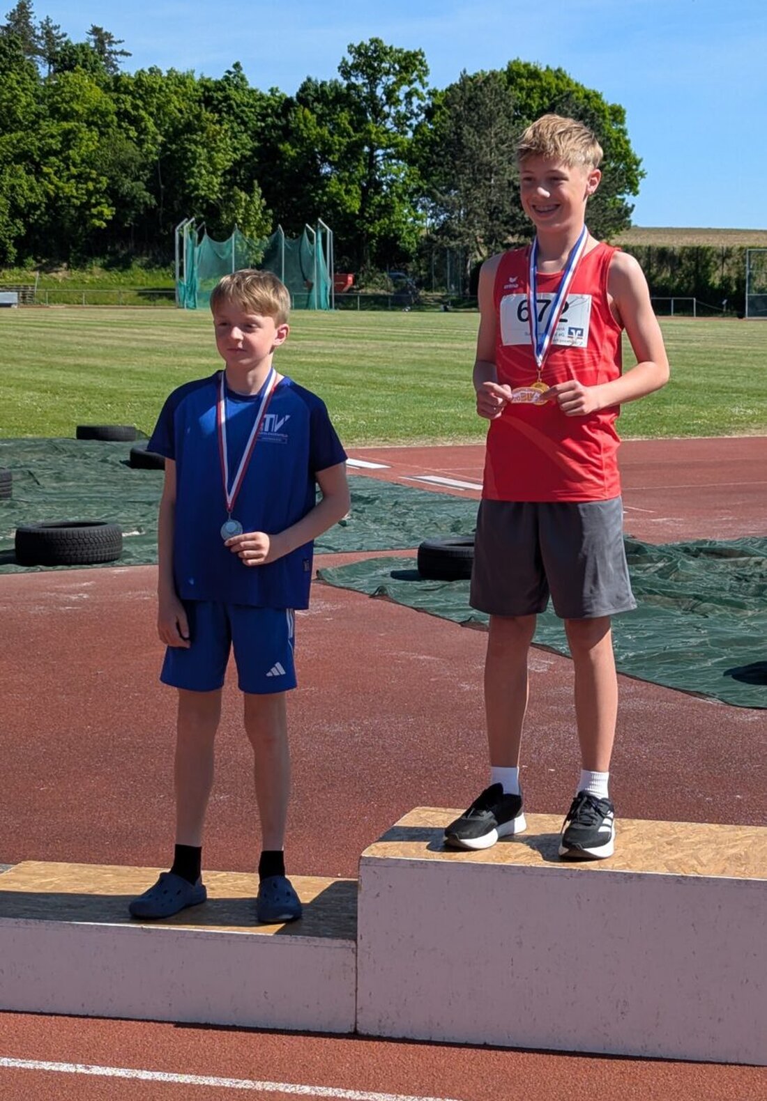 Burglengenfeld. Bei den Oberpfalzmeisterschaften im Leichtathletik am 10. Mai 2025 glänzten Athleten des TV Vohenstrauß mit Erfolgen. Erik Nachtmann gewann den Oberpfalztitel in der Altersklasse M 13, während Matilda Malzer und Mirijam Klug bei ihrem ersten Wettkampf beachtliche Plätze erreichten.