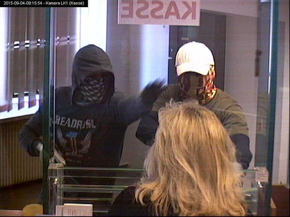 Tännesberg. Am heutigen Vormittag erbeuteten zwei Bankräuber einen vierstelligen Betrag in der Sparkasse in der Kirchhofgasse. Trotz einer sofortigen Großfahndung in Tatortnähe aber auch im weiteren Umfeld gelang es bislang [&hellip;]