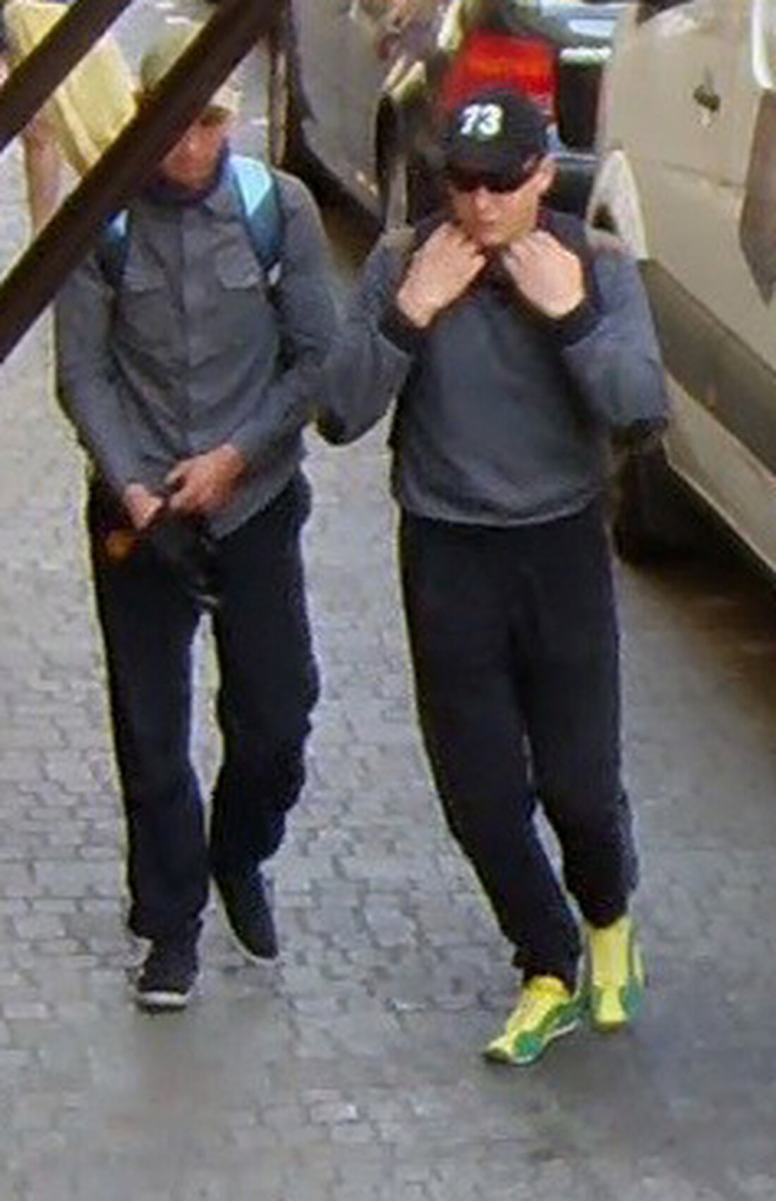 Regensburg. Am Dienstag verübten vier junge Männer einen Raubüberfall auf ein Juweliergeschäft in der Regensburger Innenstadt. Jetzt konnte die Polizei einen verdächtigen festnehmen. Nach den anderen dreien wird weiter gefahndet.Zwei [&hellip;]