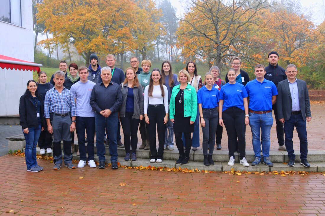 Vohenstrauß. Am 19. Oktober 2024 lud die Pfalzgraf-Friedrich-Mittelschule zum "Tag der Berufe - Mach dein Ding!", bei dem Schüler aktiv verschiedene Berufsfelder erkundeten. Betriebe, Institutionen und Berufsschulen boten praktische Einblicke und die Möglichkeit, direkt Erfahrungen zu sammeln.