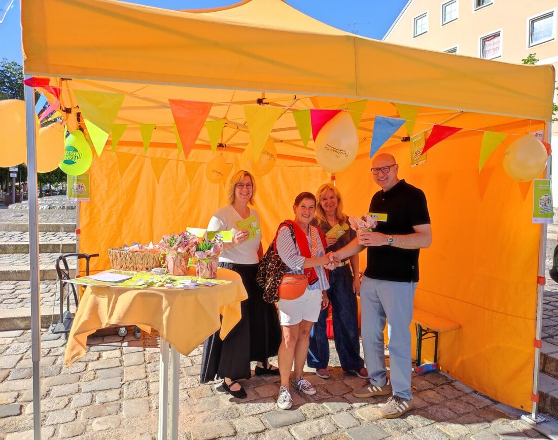 Burglengenfeld. Die Nachbarschaftshilfe setzte zum Tag der Nachbarn ein Zeichen auf dem Bauern- und Wochenmarkt. Es gab Blumen, Süßes und Grüße, und der Bürgermeister warb für gelebten Zusammenhalt.