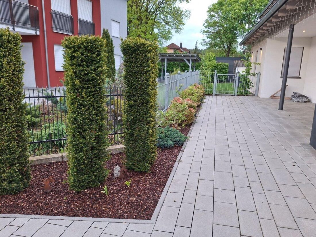 Schwarzenbach bei Pressath. Am Sonntag, 28. Juni 2026, öffnen in Schwarzenbach und Pechhof zwölf Privatgärten ihre Tore – mit Gottesdienst ab 9 Uhr und Eröffnung um 10 Uhr. Familien sind willkommen.