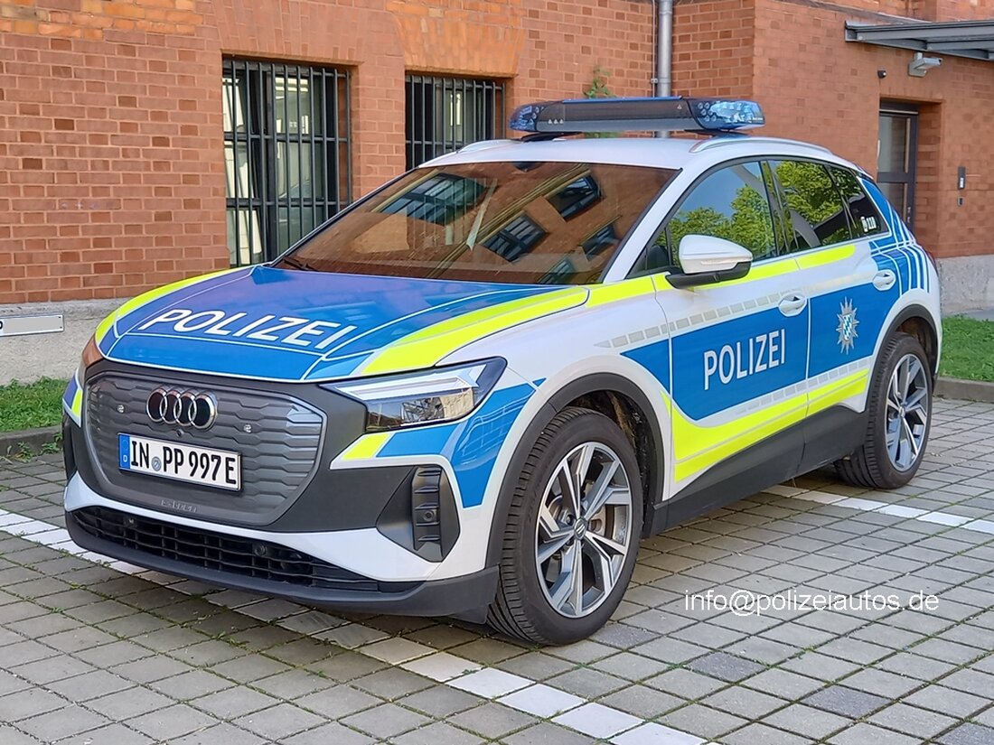 Sulzbach-Rosenberg. Am 17. Mai feiert die Polizeiinspektion mit einem Tag der offenen Tür ihr 25-jähriges Jubiläum und präsentiert u.a. den Audi Q4 e-TRON. Besucher können sich über Präventionsarbeit informieren und einen historischen Film über die Polizei sehen.