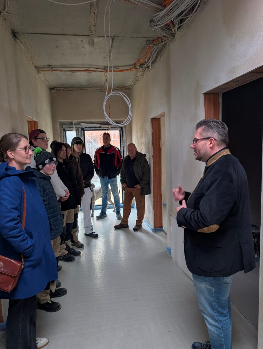 Schwandorf. Beim Tag des Handwerks besuchten Auszubildende des Hauses des Guten Hirten die Baustelle an der Hoher-Bogen-Straße. Investor Matthias Simmel zeigte sich beeindruckt und kündigte Kooperationen an.