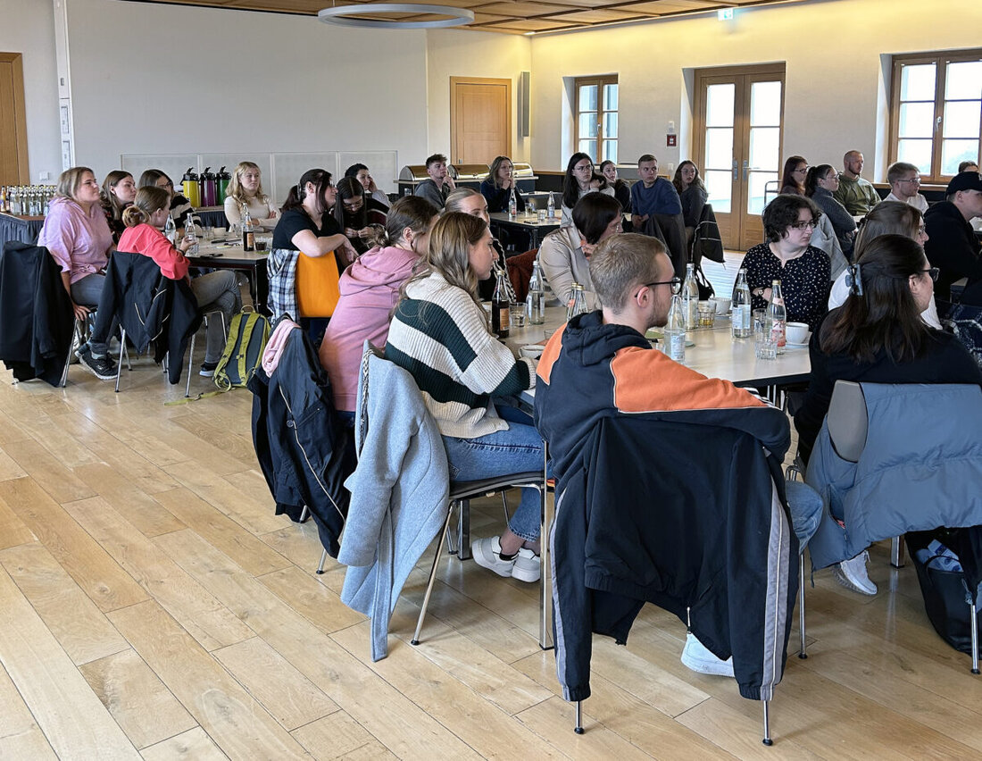 Irchenrieth/Flossenbürg. Das Ziel des Heilpädagogischen Zentrums (HPZ) ist, sehr gute Fachkräfte auszubilden, um so langfristig eigene Mitarbeiter zu generieren. Schon zu Beginn des Ausbildungsjahres im September hatte daher Ausbildungsleiterin Tina Beer angekündigt, dass „die Erwartungen der Nachwuchskräfte in Bezug auf das pädagogische Ausbildungskonzept weiter konkretisiert werden sollen.“ Gesagt, getan: Vor kurzem fand daher im Museumscafé Flossenbürg die Premiere des ersten Ausbildungstages statt.