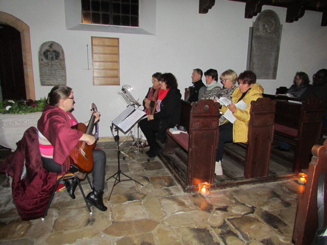 Mantel. Die Taizé Andacht in der evangelischen Kirche am 13. Oktober war gut besucht und förderte ökumenisches Gebet und Gemeinschaft. Das Thema „Brot des Lebens“ zog viele Gläubige an, begleitet von Musik und Gebeten um Frieden und Sicherheit.