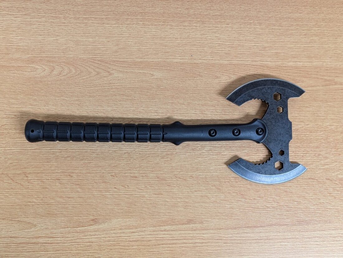 Waldsassen. Bundespolizisten beschlagnahmten eine taktische Axt von einem 48-jährigen bei einer Grenzkontrolle und leiteten ein Verfahren wegen Waffengesetzverstoßes ein.