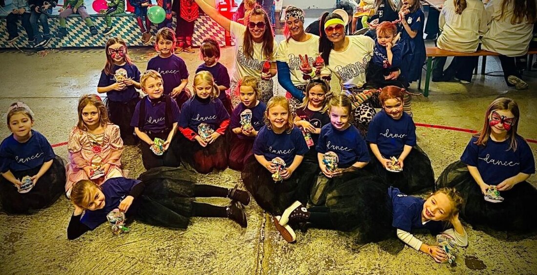 Floß. Beim Familiennachmittag der katholischen Kirchengemeinde begeisterten die TV-Tanz-Bambinis des Turnvereins 1908 Floß über 240 Gäste. Mit Drumsticks, fetzigen Kostümen und viel Takt verzauberten sie Klein und Groß.