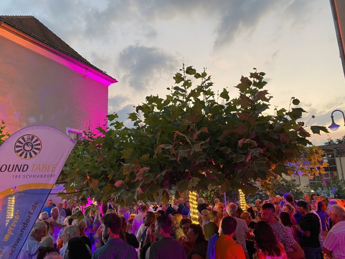 Schwandorf. Am 14. August verwandelt sich die Kirchengasse ab 18.30 Uhr in eine Sommernachts-Tanzfläche: Beim Open Air „Tanz unter den Platanen“ gibt es freien Eintritt, DJ Stefan Theuerl und Getränke vom Round Table 185.