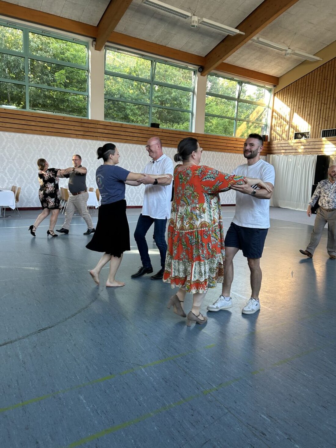 Immenreuth. Am 4. Oktober 2025 bietet der BegegnungsCampus einen Kurs um 18.30 und eine Tanzparty ab 20 Uhr auf zwei Flächen. Eintritt kostet 5 Euro oder 15 Euro mit Kurs, Schüler frei.