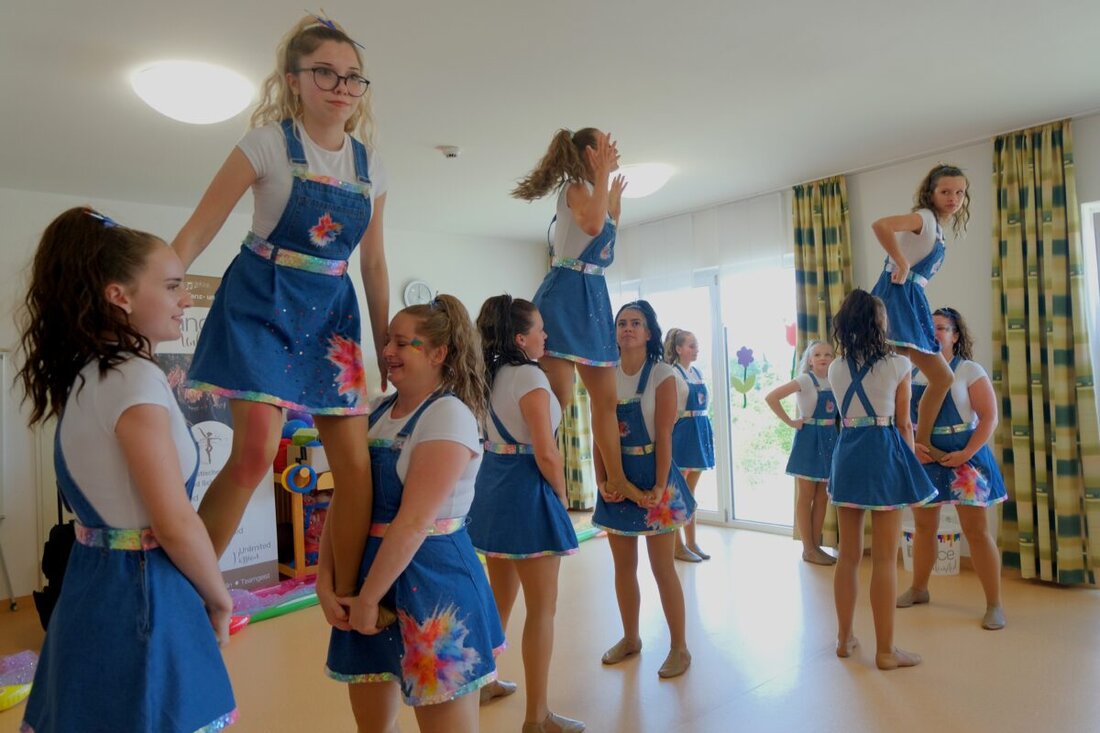 Floß. Im Seniorenheim Am Reiserwinkel sorgten die Kinder und Jugendlichen des Tanzclubs Dance Unlimited Weiden mit erfrischenden Tänzen, Akrobatik und Musik für beste Stimmung. Die Bewohner erlebten begeistert eine Premiere im vollen Saal.