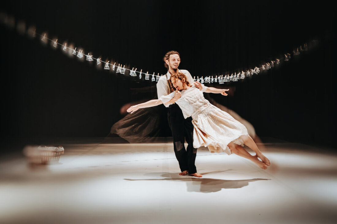 Amberg. Das Tanztheater St. Earnest der Cia. Nadine Gerspacher gastiert am Dienstag, 12. Mai 2026, um 19.30 Uhr im Stadttheater. Humor und Stummfilmkomik treffen im Duett auf starken Tanz; Werkeinführung um 18.45 Uhr.