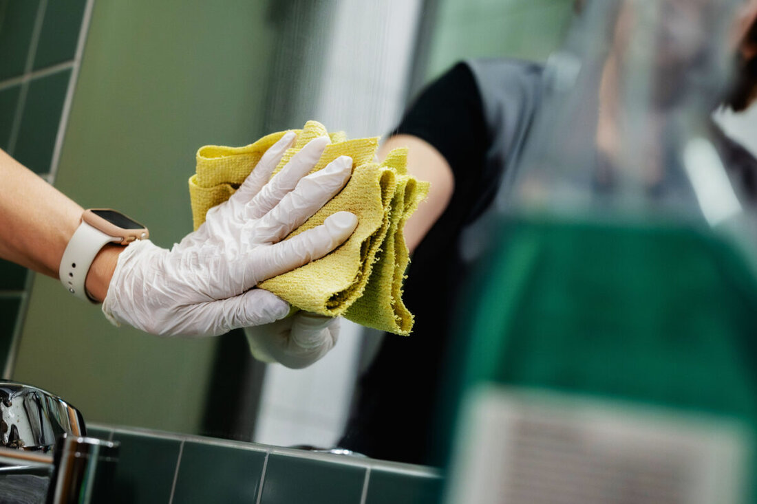 Weiden. In der Gebäudereinigung warten rund 620 Beschäftigte weiter auf ein Lohn-Plus: IG BAU fordert zwei Euro pro Stunde, Arbeitgeber bieten 27 Cent ab Mai. Vor der nächsten Runde warnt die Gewerkschaft vor Abwanderung.