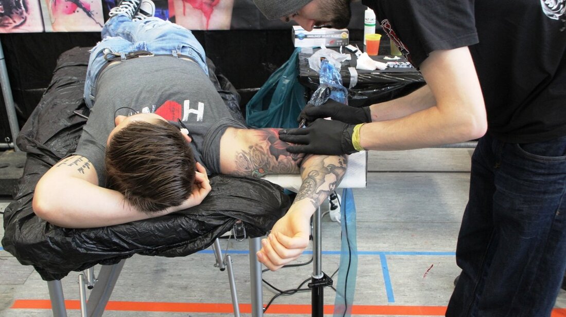 Grafenwöhr. Wo sonst die Sportler des SV Grafenwöhr zu Hause sind, tummelten sich am Wochenende jede Menge Tattoo-Künstler: Bei der ersten deutsch-amerikanischen Tattoo-Messe in der Stadthalle Grafenwöhr konnte man den [&hellip;]