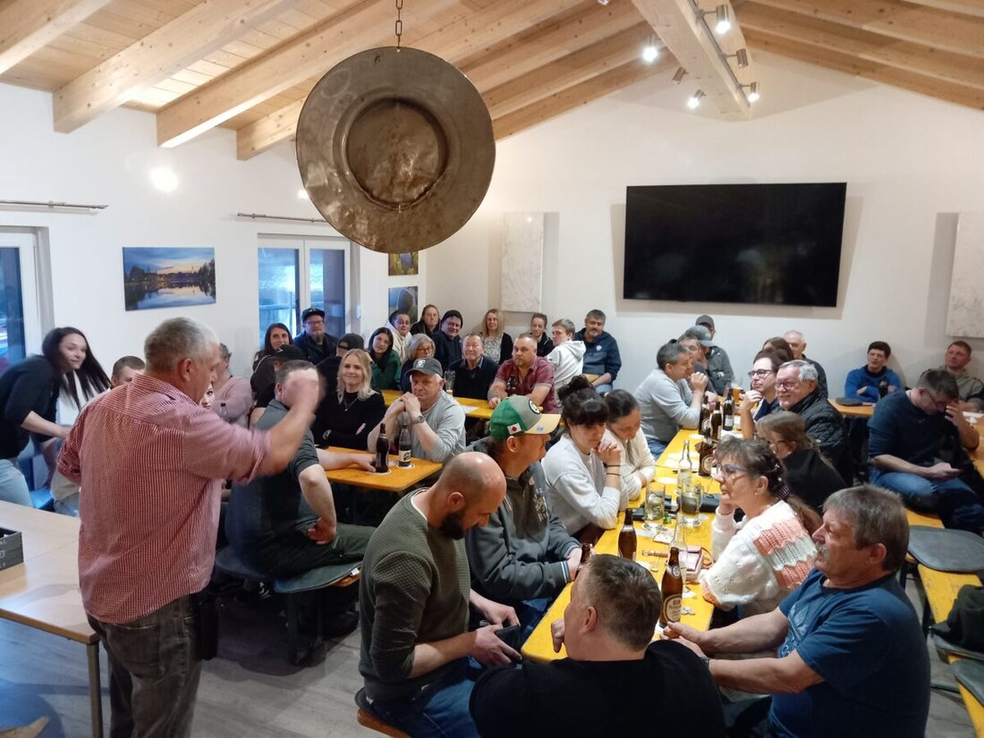 Stiftland. Beim Taubenmarkt des Fischereivereins füllten rund 60 Gäste die Fischerhütte. Für beste Unterhaltung sorgte Matthias Siller, alias „Siller Bockl“, mit einer munteren Mischung aus Verlosung und Versteigerung.