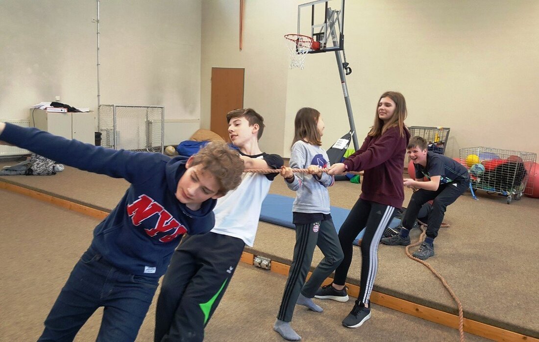 Weiden. Ein Vormittag der besonderen Art stand bei den beiden Ganztagsklassen der siebten und achten Jahrgangsstufe der Gustl-Lang-Wirtschaftsschule auf dem Stundenplan. Angeleitet durch professionelle Erlebnispädagogen konnten sich die Schülerinnen und [&hellip;]