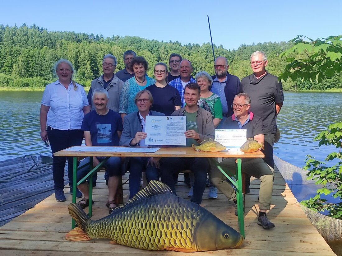 Gmünd/Tirschenreuth. Die Teichwirtschaftsregionen Waldviertel und Tirschenreuth besiegelten eine Partnerschaft für nachhaltige Teichwirtschaft und Austausch. Die Unterzeichnung fand während einer fischereilichen Lehrfahrt vom 18. bis 22. Juni 2025 statt.
