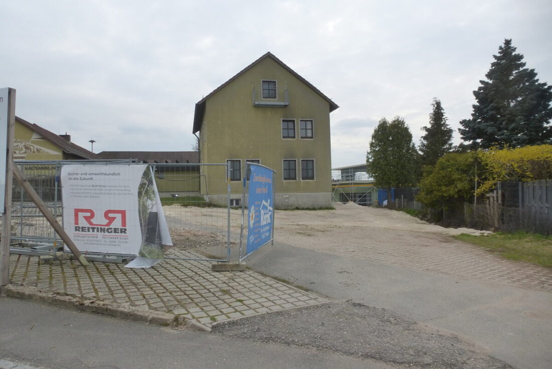 Weiherhammer. Der Gemeinderat lässt das frühere Jugendhaus in Kaltenbrunn teils abreißen, damit die Außenanlagen der Kita schneller fertig werden. Zugleich treibt die Gemeinde den Bebauungsplan Am Bildbaum 8 voran: Geplant sind 44 Häuser.