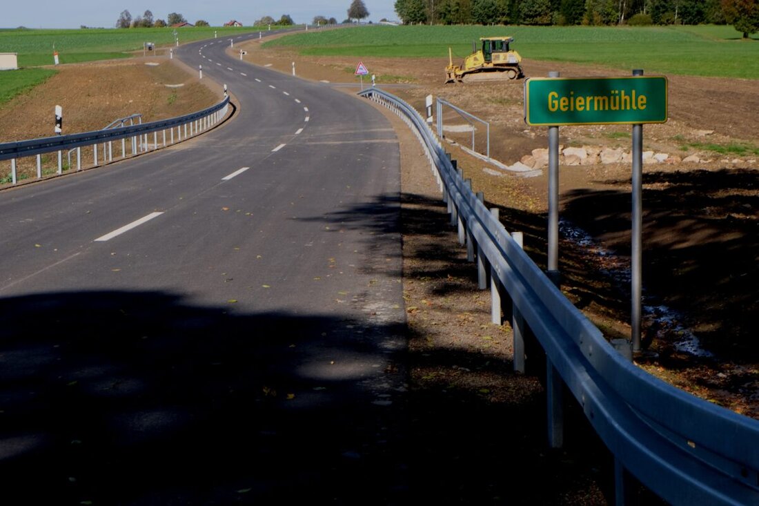 Floß. Der erste Teil des Straßenausbaus von Floß nach Plößberg wird am 16. Oktober für den Verkehr freigegeben. Die Baukosten beliefen sich auf 2,5 Millionen Euro ohne Erhöhungen trotz schnellerer Fertigstellung.
