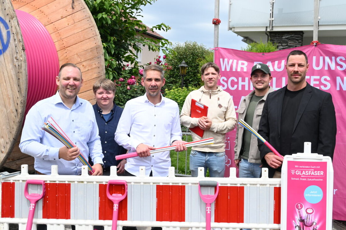 Amberg. Der geförderte Glasfaserausbau hat begonnen und bringt in Bauabschnitten schnelle Anschlüsse in die Stadtteile. Die Telekom erschließt Adressen bis Juli 2028; OB Fritz sieht Vorteile für Bürger und Wirtschaft.
